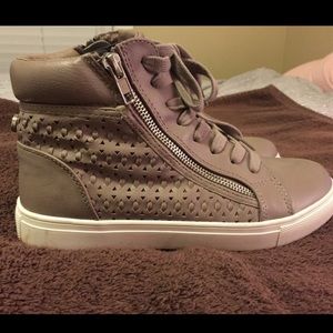 STEVE MADDEN HIGH TOP SNEAKERS